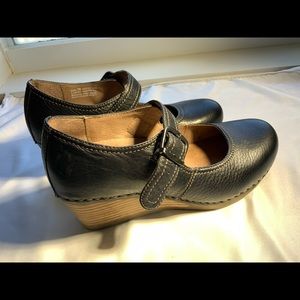 Dansko shoes black leather Mary Jane wedges size8